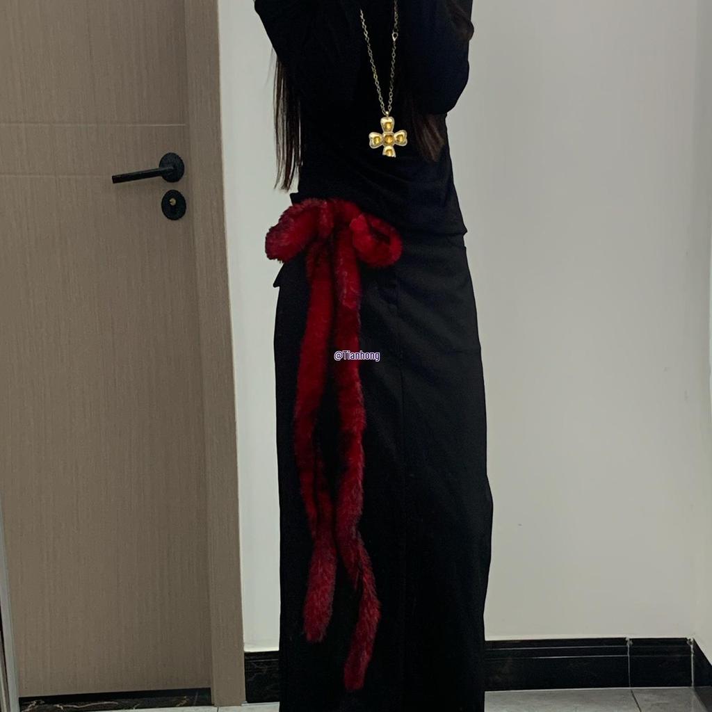 Czerwony Futrzany Ornament na Pas do Tańca Jazzowego - Pikantny Dodatek Subkultury Dziewczęcej