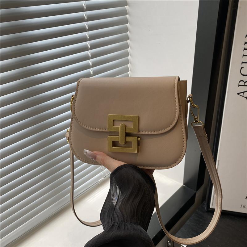 

2025 new niche design shoulder bag fashionable women s bag popular temperament small square bag versatile commuter bag хаки