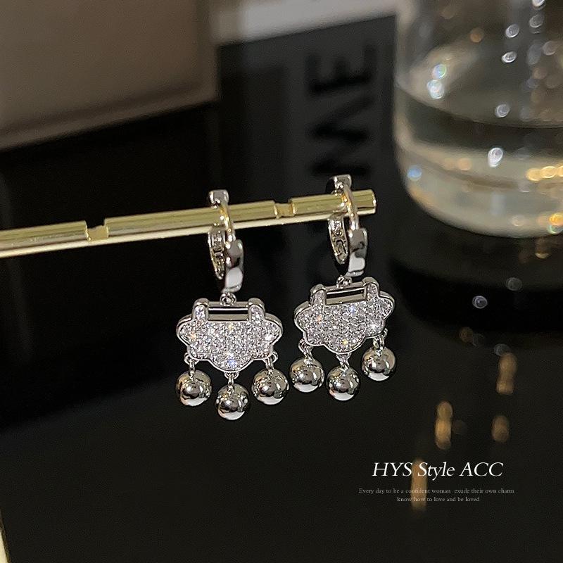 Boucles d'oreilles de luxe tendance 2024 accrocheuses pour femmes: Boucles d'oreilles à clous tendance et polyvalentes pour l'automne et l'hiver