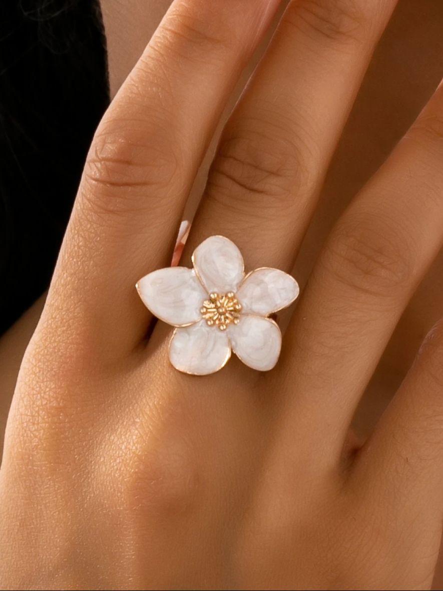

A Women s Ring with a Flower Shape and Enamel Craftsmanship, a Colorful Adjustable Ring Suitable for Everyday Wear and Holidays бежевый