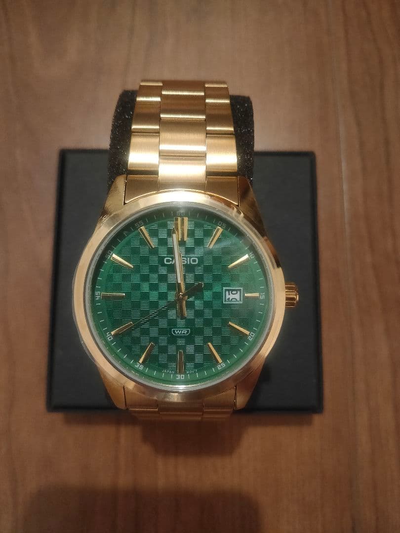 Limited edition Rare CASIO wristwatch gold green high quality brand new.