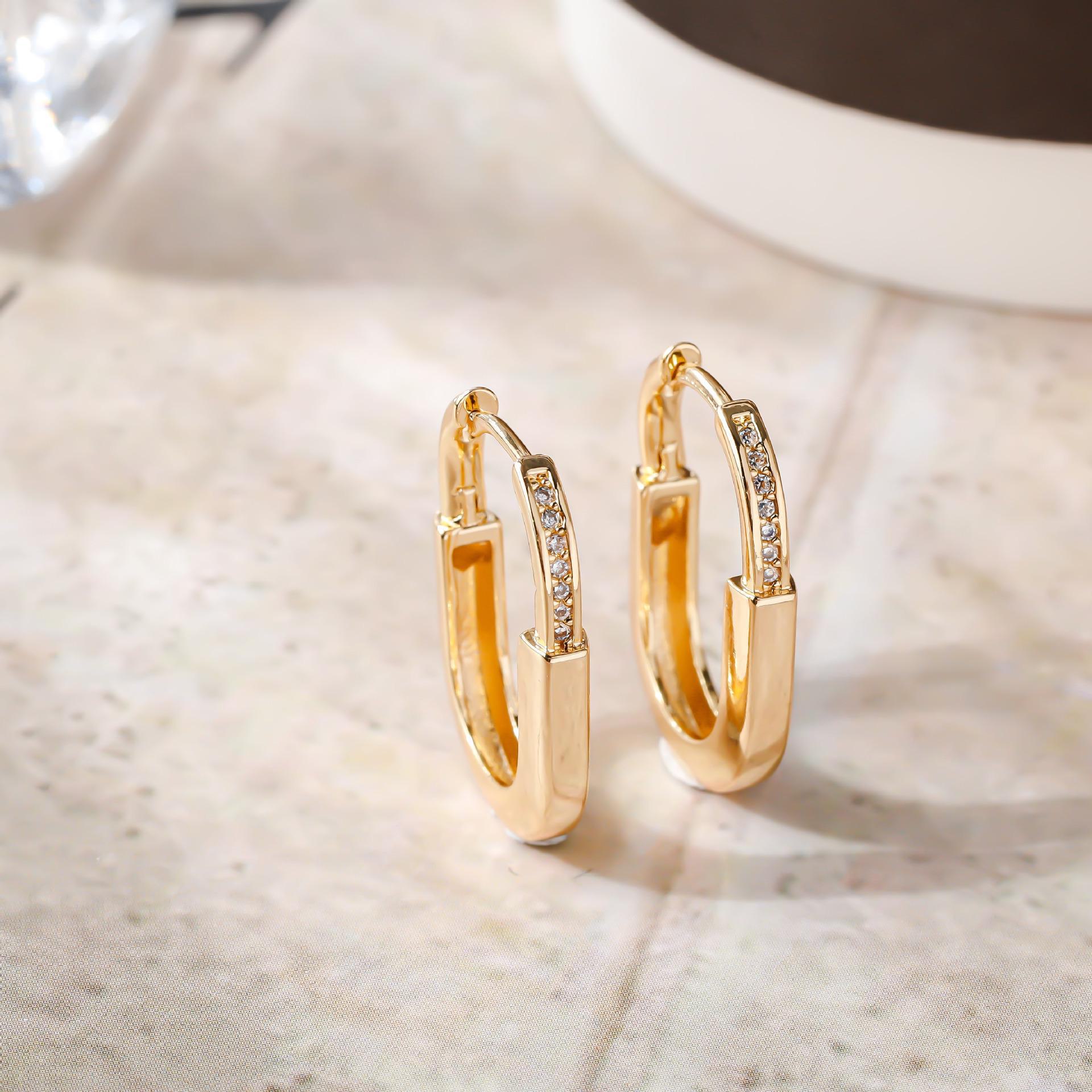 

Серьги-замки U-образной формы из серебра 925 пробы с микроинкрустацией цирконием E5-487 one pair