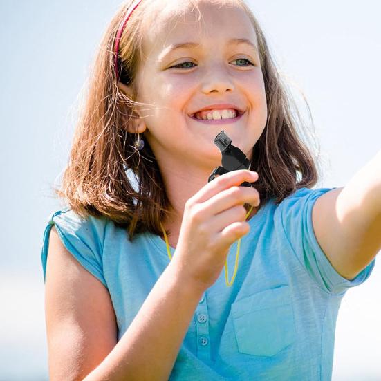 Gwizdek sędziowski z uchwytem na palec Głośny, wyraźny dźwięk Wysoki poziom decybeli Ultralekki kompaktowy rozmiar Szeroko stosowany gwizdek sportowy do koszykówki i piłki nożnej