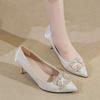Célébrités d'Internet portent deux chaussures de mode de mariage 2025 nouvelles populaires chaussures pour femmes en satin et strass à bouche peu profonde à talon fin pointu chaussures de demoiselle d'honneur