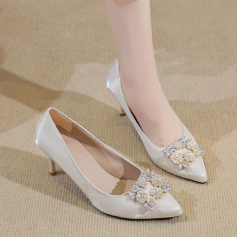 Célébrités d'Internet portent deux chaussures de mode de mariage 2025 nouvelles populaires chaussures pour femmes en satin et strass à bouche peu profonde à talon fin pointu chaussures de demoiselle d'honneur