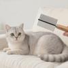 Peigne à puces en acier à manche en bois: Outil de toilettage pour animaux de compagnie pour chiens et chats pour enlever les poils morts avec une conception à dents fines.