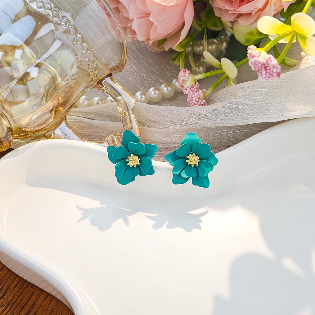 Sweet and Fresh Spring Atmosphere Floral Earrings with Gentle Flowers. Simple and Rustic Multi-layered Petal Earrings for Women.