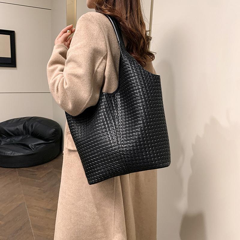 

Повседневная сумка большой вместимости для отдыха женская 2025 новая модная коричневая ретро сумка-мессенджер для поездок на работу сумка-тоут 40*10*30 чёрный