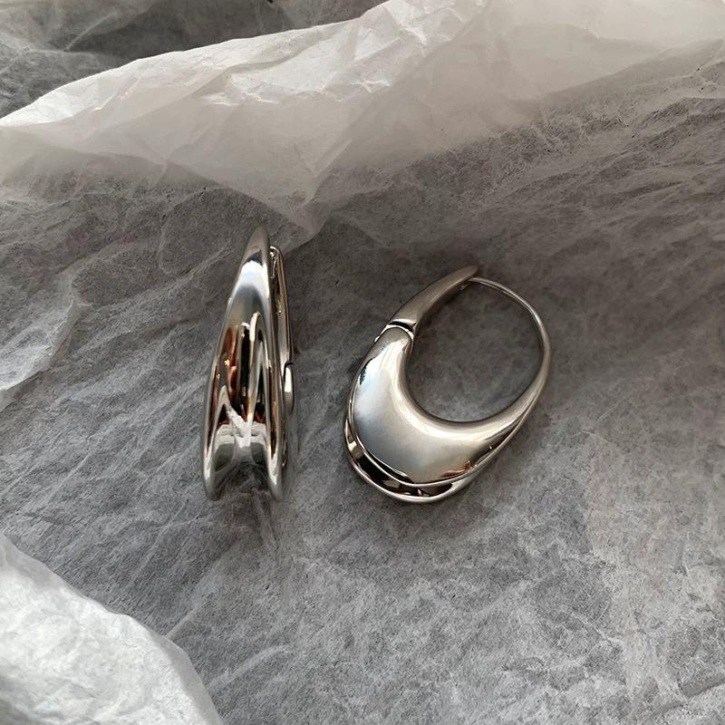 Gold Oval Ear Buckle 2026 Explosive Metal Earrings Light Luxury French Minimalist Design Earrings