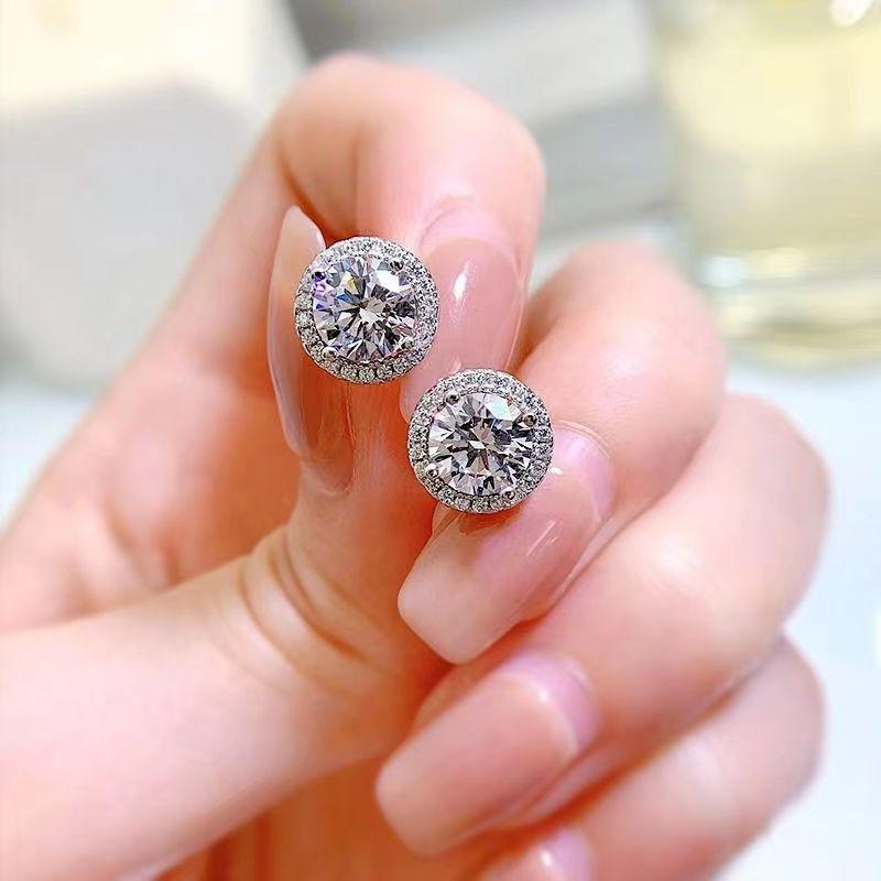 Silver Plated 925 Moissanite Stud Earrings 1 Carat Four-Prong Round Bezel Zircon Ear Jewelry Minimalist Versatile for Women Part