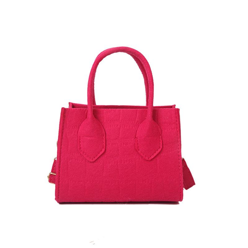 

Текстурована невелика квадратна сумка 2024 весна, нова модна модна суцільна повстяна сумочка, повсякденна проста сумка через плече рожевий червоний колір