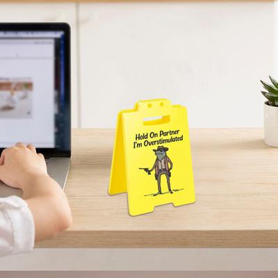 1/2/3 Pezzi Attenzione Sovrastimolato Segno da Scrivania Cowboy Rana Aspetta Partner Sono Sovrastimolato Mini Segno da Tavolo Decorazione Ufficio Domestico Regalo Scherzoso per Colleghi