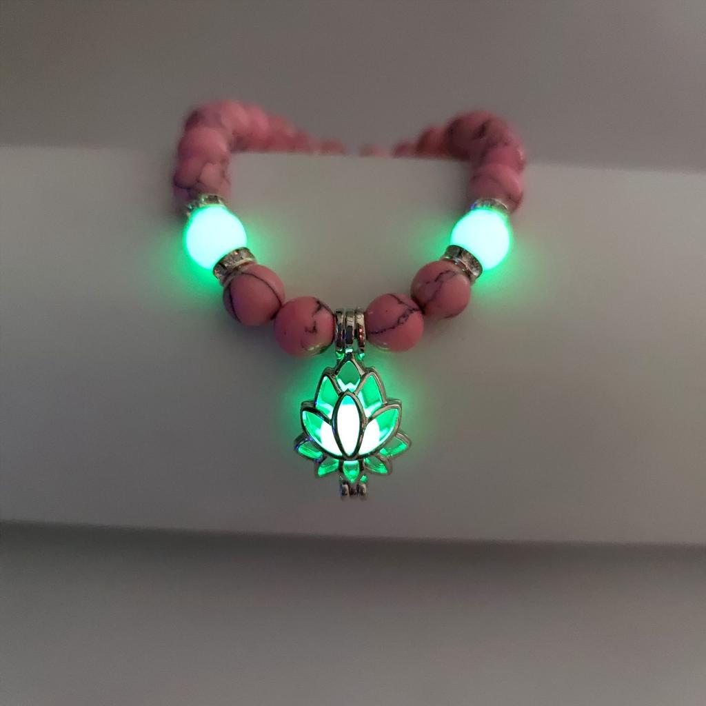 Náramek s tyrkysovými korálky Buddhy - Svítící náramek s energií lotosu a sanskrtským designem pro jógu a meditaci