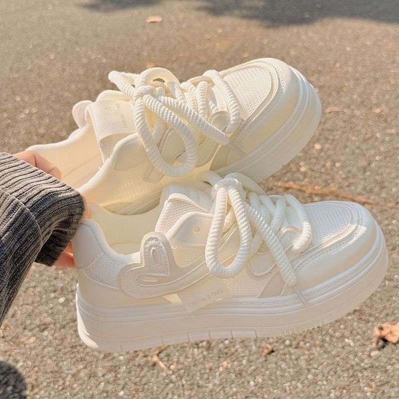 Scarpe bianche in rete traspirante versione coreana da donna 2025 estate nuovo studente versatili con pantaloni a gamba larga scarpe con plateau suola a cialda
