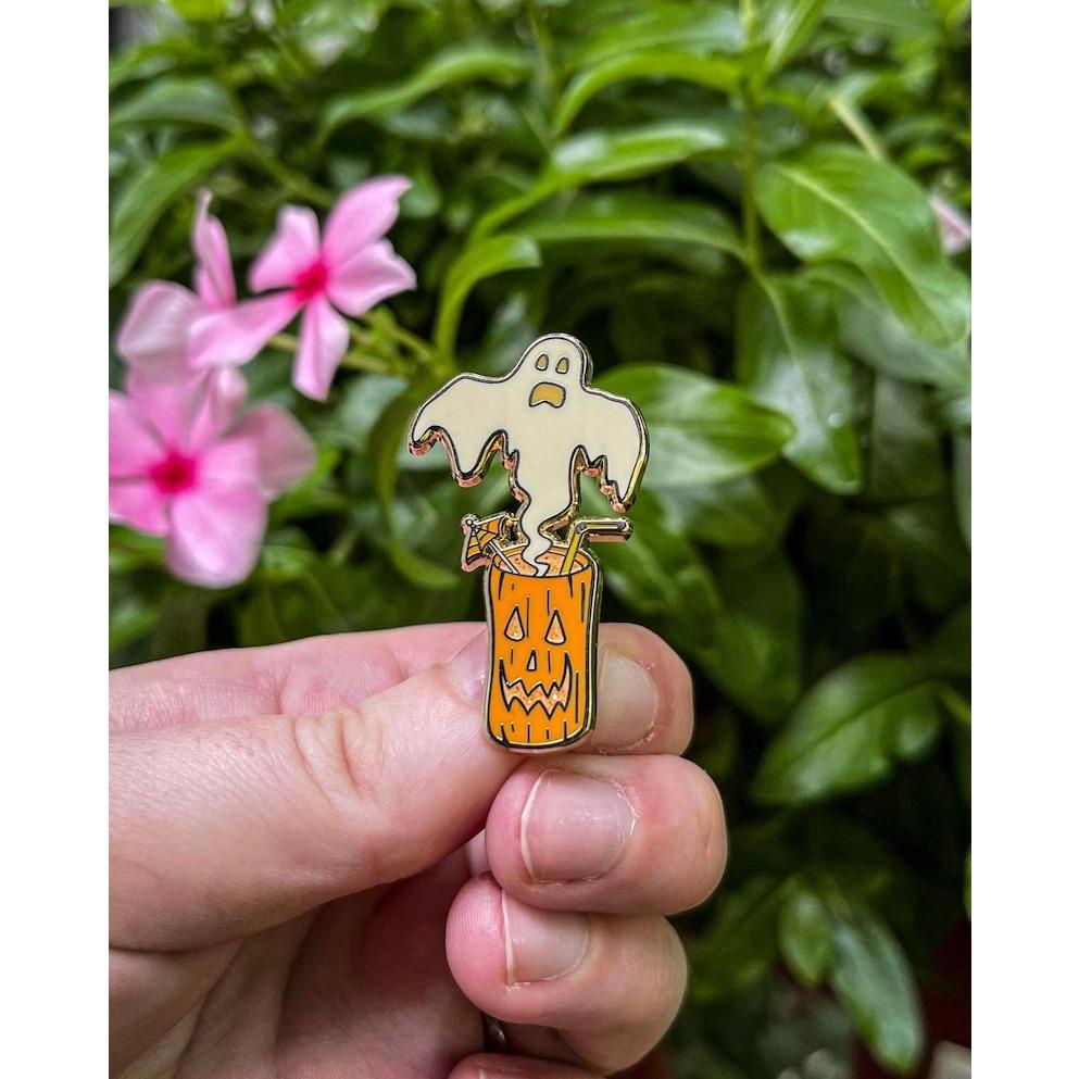 

Призрачный напиток «Грог Тики» — броши Summerween Enamel Pin