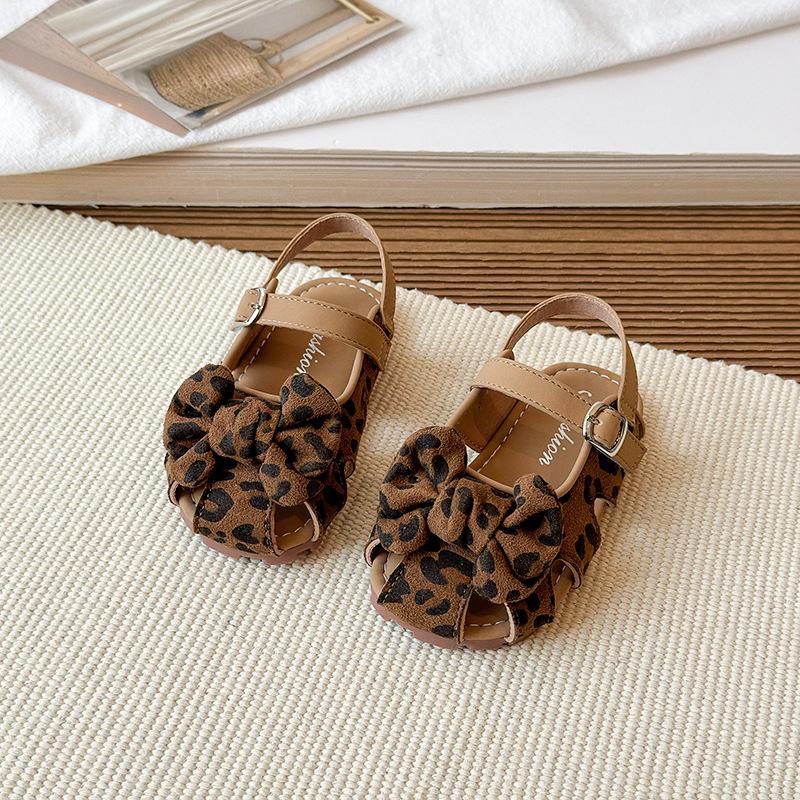

Girls Forest-Style Sweet Floral Hollowed-Out Closed-Toe Sandals2026New Summer Soft-Soled Princess Shoes, Non-Slip Beach Shoes 22 коричневый