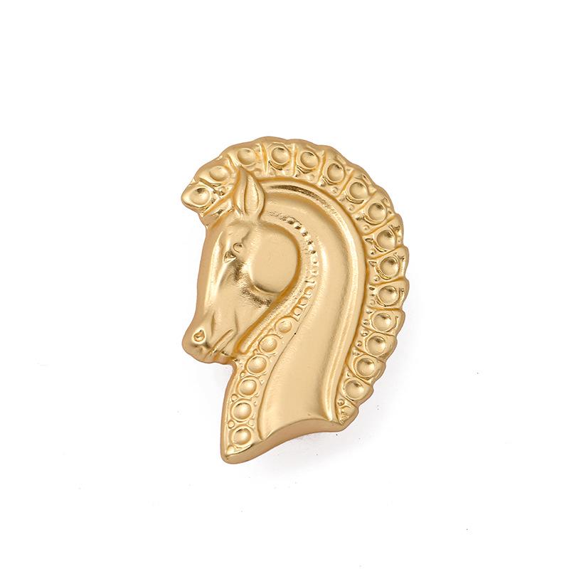 Baroque-Style Metal Brooch: Vintage European & American Design for High-End Fashion