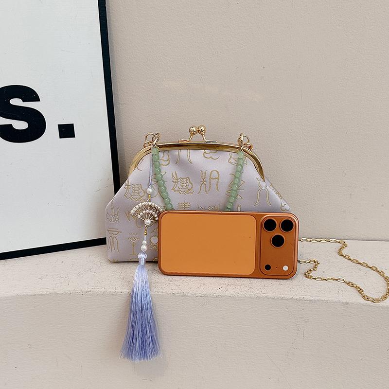 New Chinese Style Women's Embroidered Shell Handbag with Chain Strap Single Shoulder Bag Metal Clip Crossbody Bag Beaded Handbag