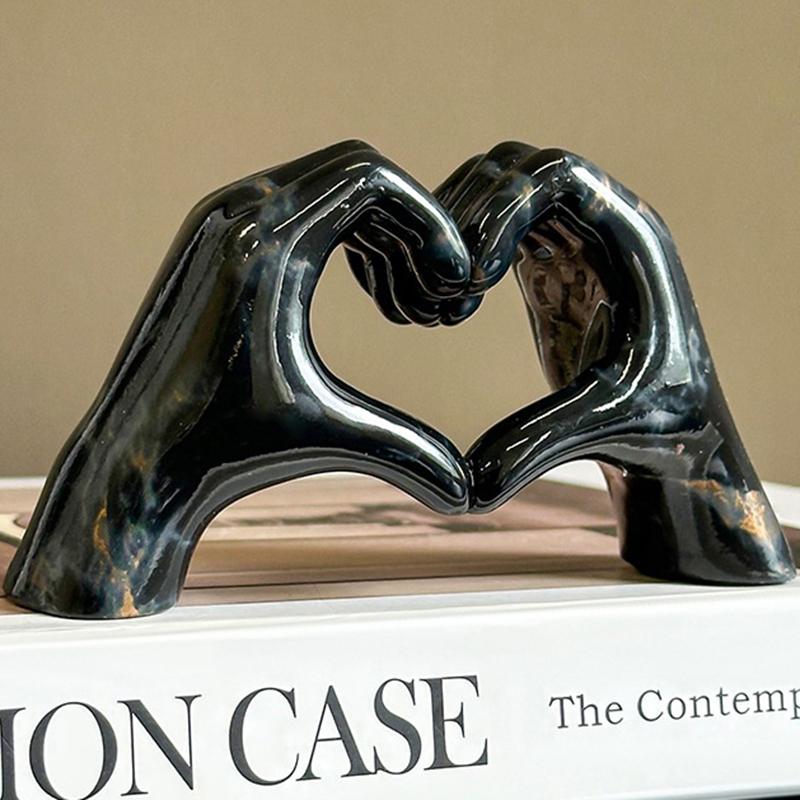 

Creative Graffiti Resin Hand Heart Gesture Statue Home Decoration Nordic Heart Shaped Statue For Girlfriend Valentine Day Gift