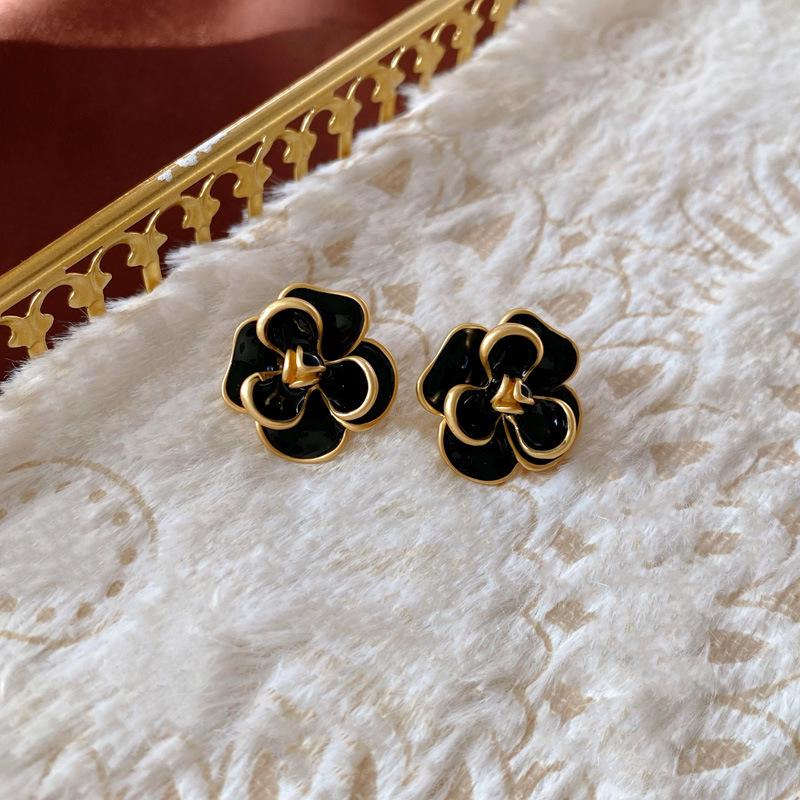 Silver Needle Diamond & Pearl Flower Stud Earrings - French Retro Fashion Design for Women.