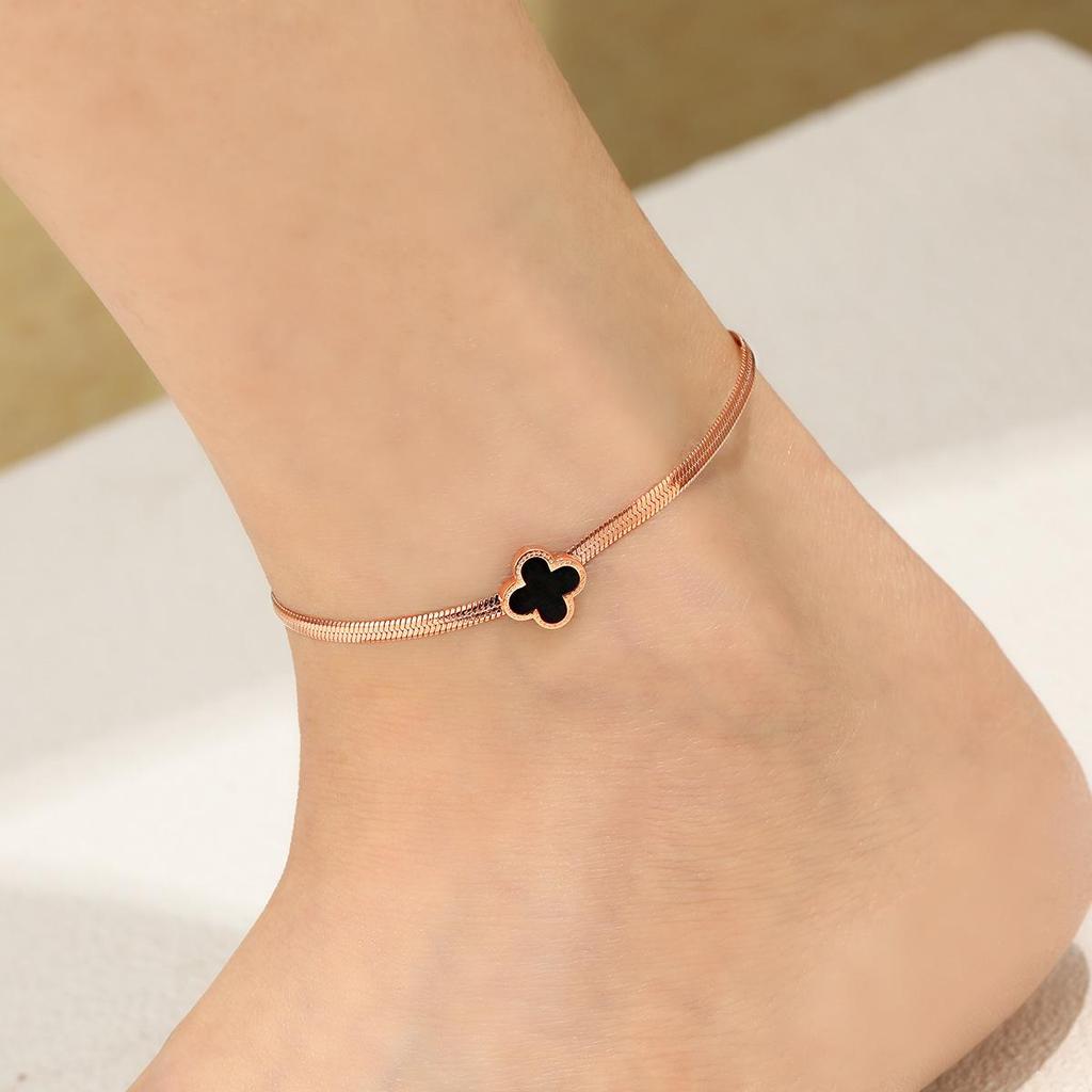 European Light Luxury Four-Leaf Clover Anklet, Titanium Steel Snake Bone Chain, Gold Beach Foot Jewelry for Women.