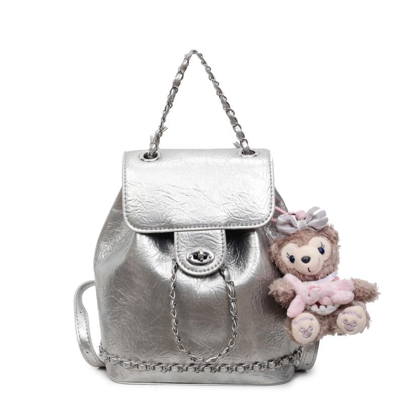 

Premium texture chain women s backpack 2025 summer new large-capacity trendy schoolbag fashionable and simple small backpack no pendant серебряный