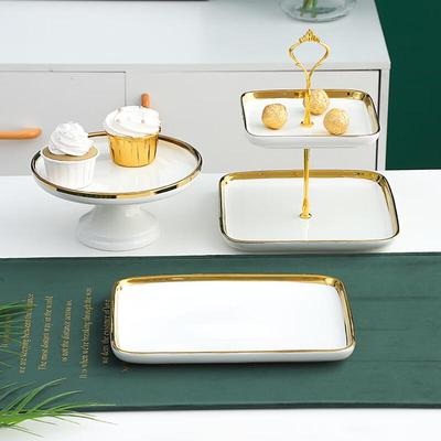 Elegancki zestaw ceramicznych stojaków do serwowania deserów i przekąsek