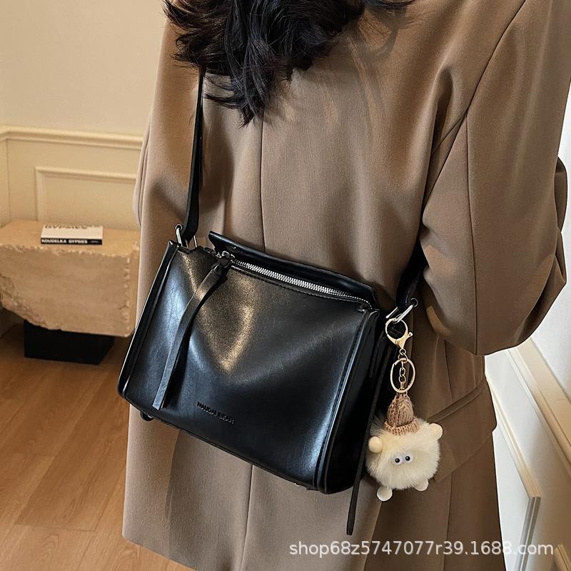High-end Texture Contrast Color Single Shoulder Armpit Bag Women's 2025 New Fashion Commuter Crossbody Bag Pillow Bag
