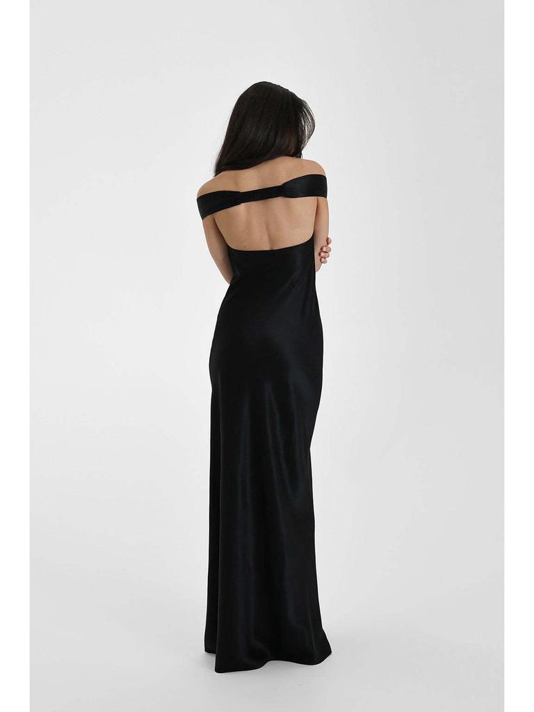 Elegante abito da sera europeo a sirena in raso con spalle scoperte, collezione 2025.