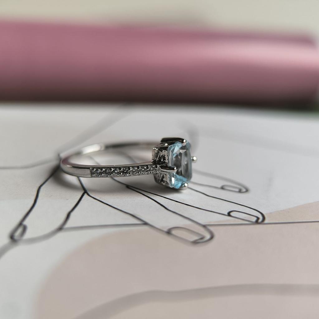 Серебряное кольцо с натуральным топазом 1.402ct, фианитами, вес изделия 2,37 гр (2194477)