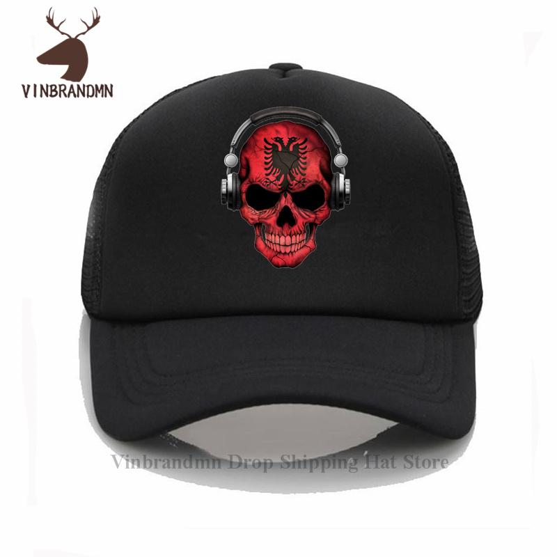 Dunkler Totenkopf Deejay mit Albanischer Flagge Fischerhut Unisex Damen Lustig Albanien DJ Skelett 3D Grafikdruck Boho Kreativ Baseballkappen