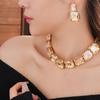 Set di orecchini a lobo quadrati con incastonatura di diamanti e collana: Accessori Formale di Lusso, alla Moda, di Alta Gamma