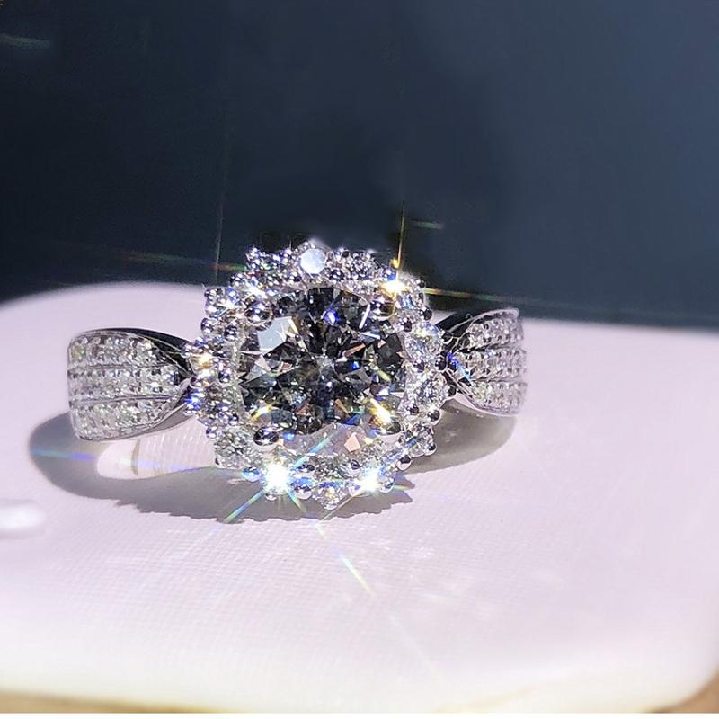 Hot Selling Fashion Luxury Gypsophila Inlaid Big Zircon Small White Ladies Crystal Engagement Ring Whole Sale