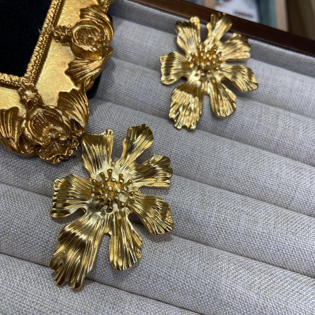 Fashion Retro Heavy Metal Irregular Gold-Plated Large Flower Stud Earrings For Women, Suitable For Fashionable Street Photography