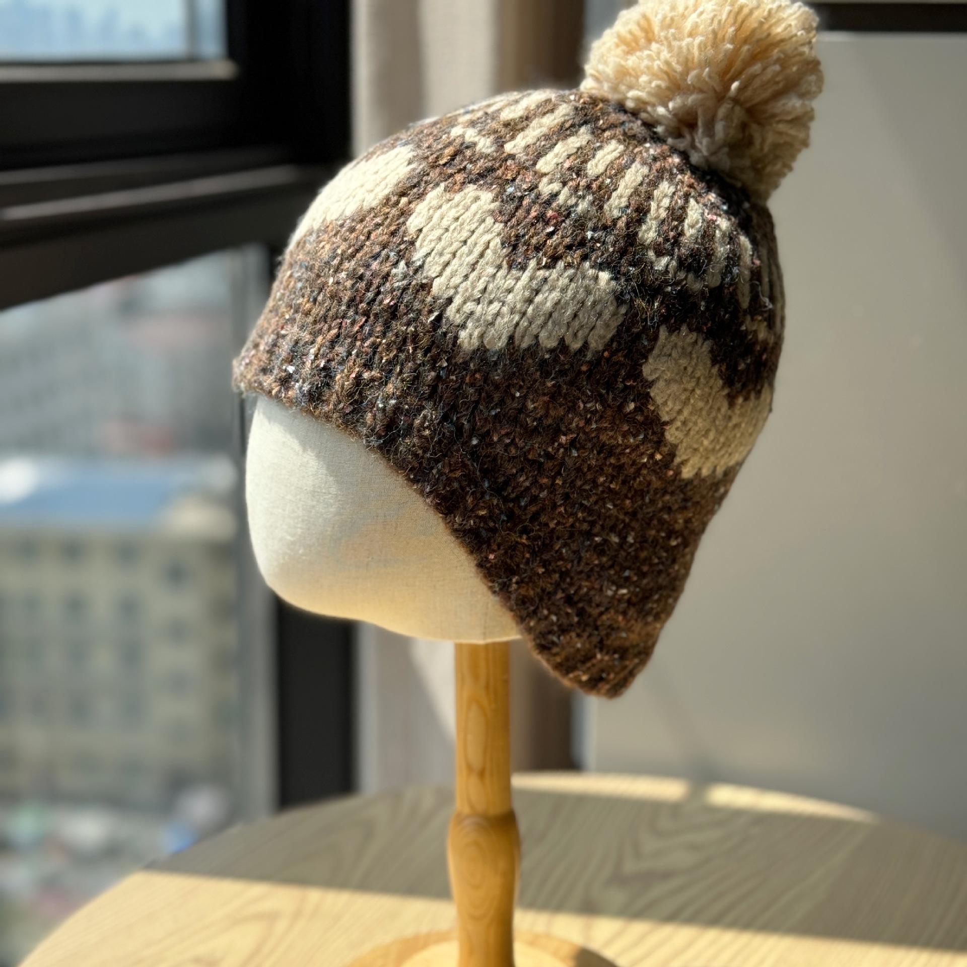 

Холодная шапка в стиле Fair Isle с помпоном, защитой ушей, шерстяная шапка для женщин, теплая, универсальная вязаная шапка на осень и зиму one size