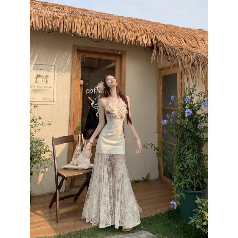 Französisches Schwermetall-Blumen-Spitzen-Netz-Spleiß-Hosenträgerkleid Damen Sommer Strandurlaub Temperament Fischschwanzkleid