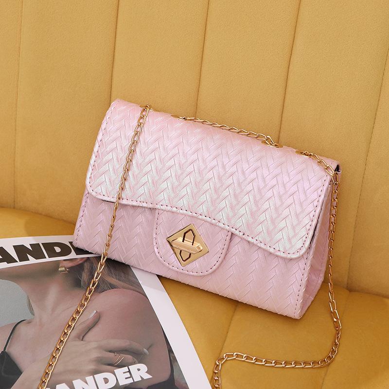 

Женская сумка, высококачественная контрастная плетеная сумка, новинка 2025 года, женская сумка-мессенджер на цепочке с перекрестным замком розовый