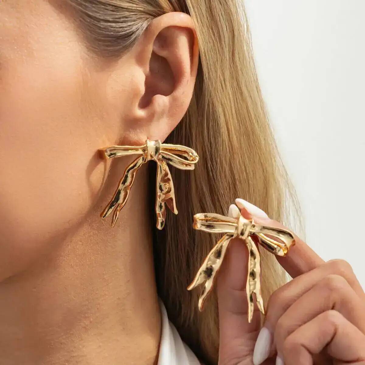 

SHIXIN Vintage Irregular Metal Bowknot Stud Earrings Women 2026 Sweet Elegant Gold Color Piercing Ear Party Jewelry Holiday Gift