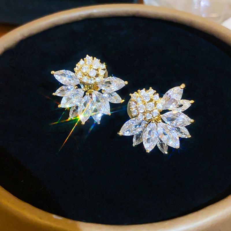 The Icing On the Cake~ Shining Zircon Flower Ear Clips for Women Without Earholes Korean Exquisite Earrings Light Luxury High-end Earrings