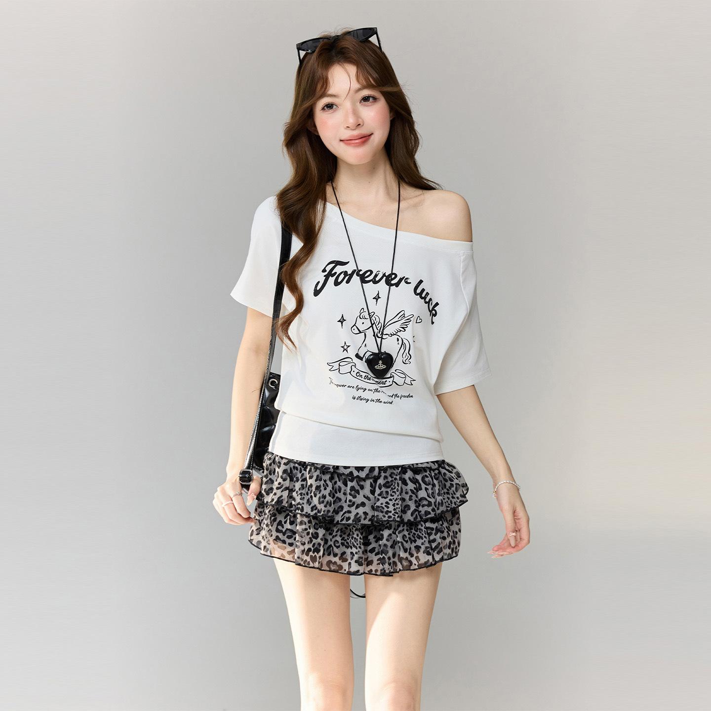 

Design sense letter animal print diagonal collar off-shoulder T-shirt women s summer relaxation sense fashion age-reducing short-sleeved top S белый