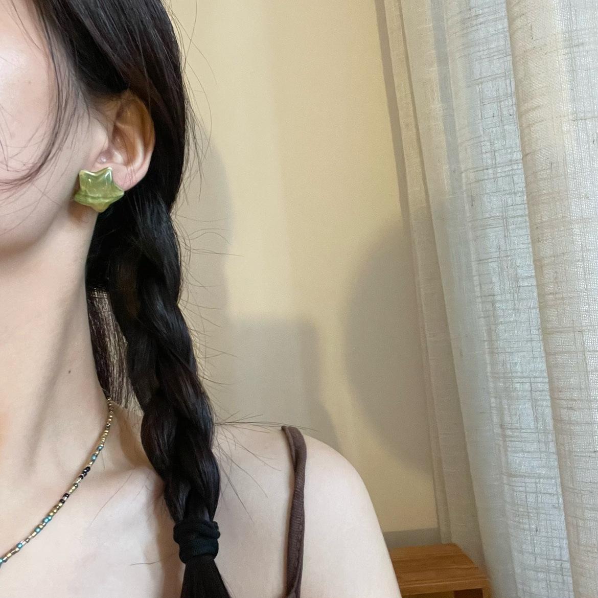 

Корейские серьги-пусеты в стиле инс со звездами из смолы, простые, маленькие, свежие, универсальные, модные, с нишевым темпераментом