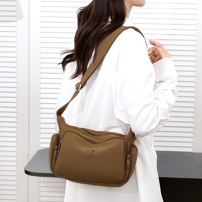 Commuter Shoulder Bag Women's Large Capacity Multi-layer Solid Color Crossbody Bag Middle-aged Mother Bag
