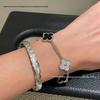 Pulseira feminina V Gold de alta qualidade com padrão de cruz Argyle cravejado de diamantes e usinagem CNC Coco.