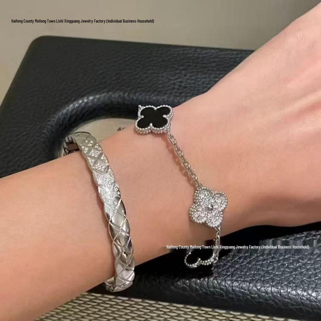 Pulseira feminina V Gold de alta qualidade com padrão de cruz Argyle cravejado de diamantes e usinagem CNC Coco.