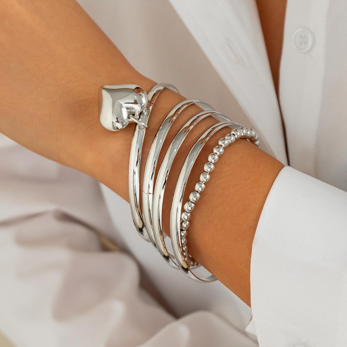 

Браслет Простой браслет с подвеской в виде сердца любви, преувеличенные металлические бусины, нанизанные для ношения в качестве украшения