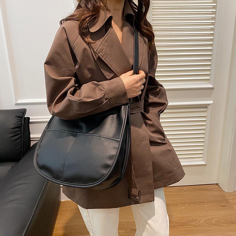 

Ретро сумка большой вместимости женская 2025 новая популярная универсальная на плечо подмышку сумка студентки тоут 30*10*23 чёрный