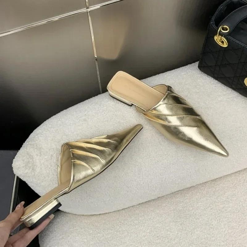 Schuhe für Damen  Hochwertige Damen-Hausschuhe mit geschlossener Zehe Mode-Kleid-Hausschuhe Damen Plissierte Spitzzehe Niedrigabsatz-Sandalen