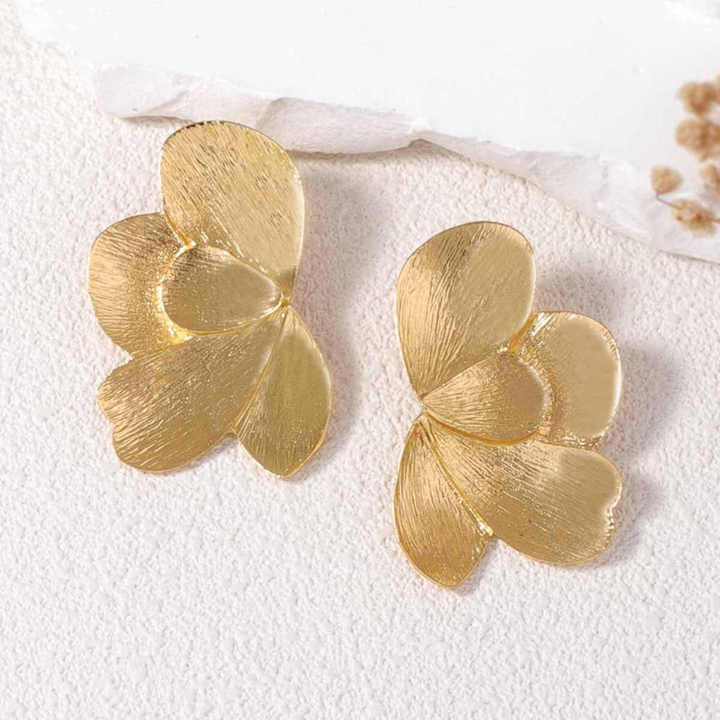 Exaggerated fashion personality retro design sense alloy light luxury temperament petal flower shape women's stud earrings