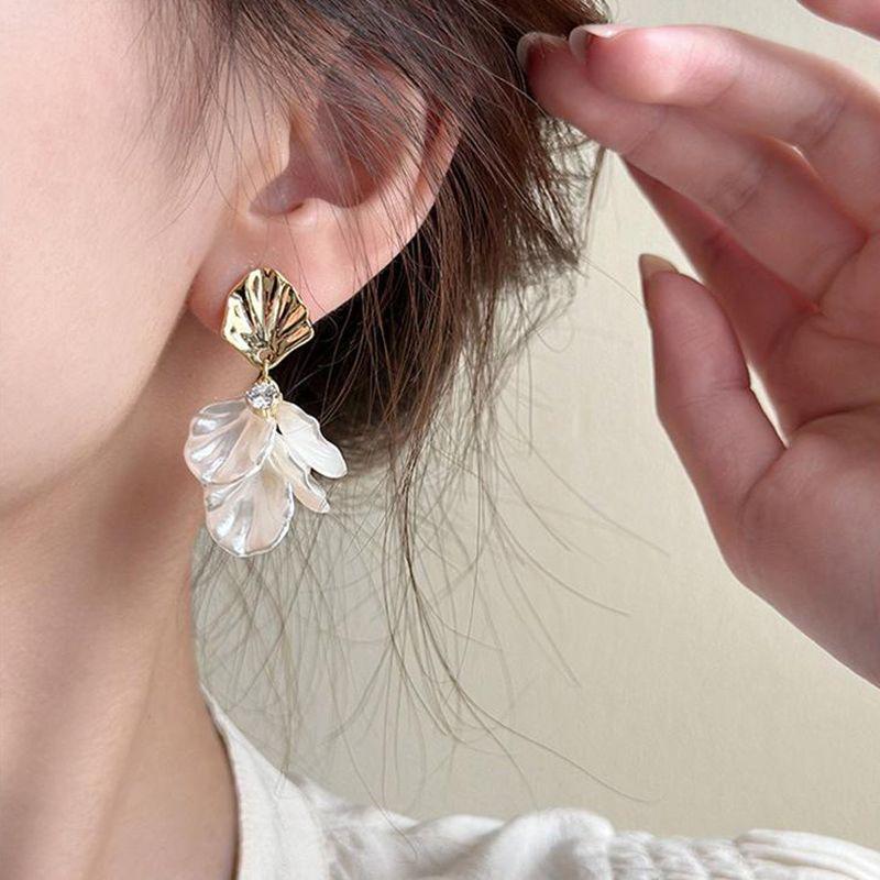 2025 Luxury Flower Shell Pearl Stud Earrings: Elegant Niche Design for Women