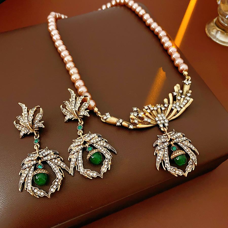 Set di Gioielli Vintage con Foglie Intarsiate di Strass per Donna Ciondolo Ragno Collana di Perle Set di Orecchini da Sposa Retro di Alta Gamma
